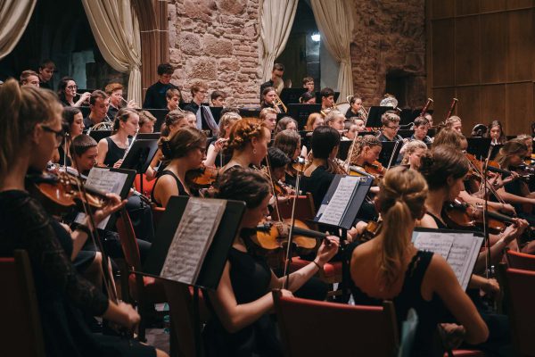 Dekorativ: Internationales Jugendaustauschorchester “CHMYO”