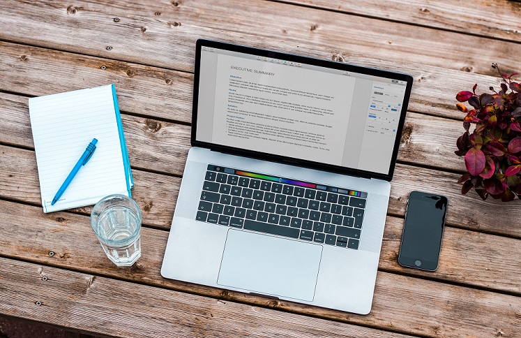 bram-naus-n8Qb1ZAkK88-unsplash Computer für Homeoffice
