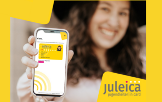 Juleica Schulung Heidelberg; Frau mit digitaler Juleica in der Hand
