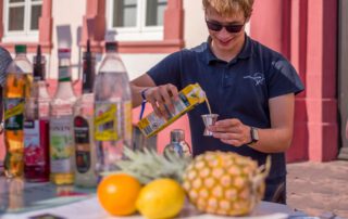 Dekorativ: Junge mixt Cocktails am Party-Bike