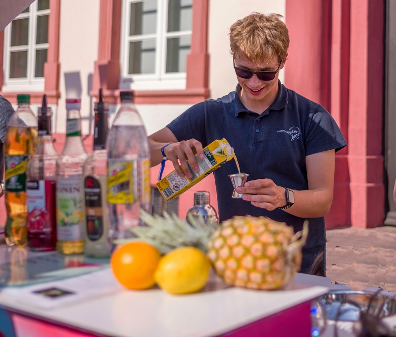 Dekorativ: Junge mixt Cocktails am Party-Bike