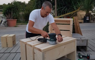 Mann baut Bänke am Skaterparkt