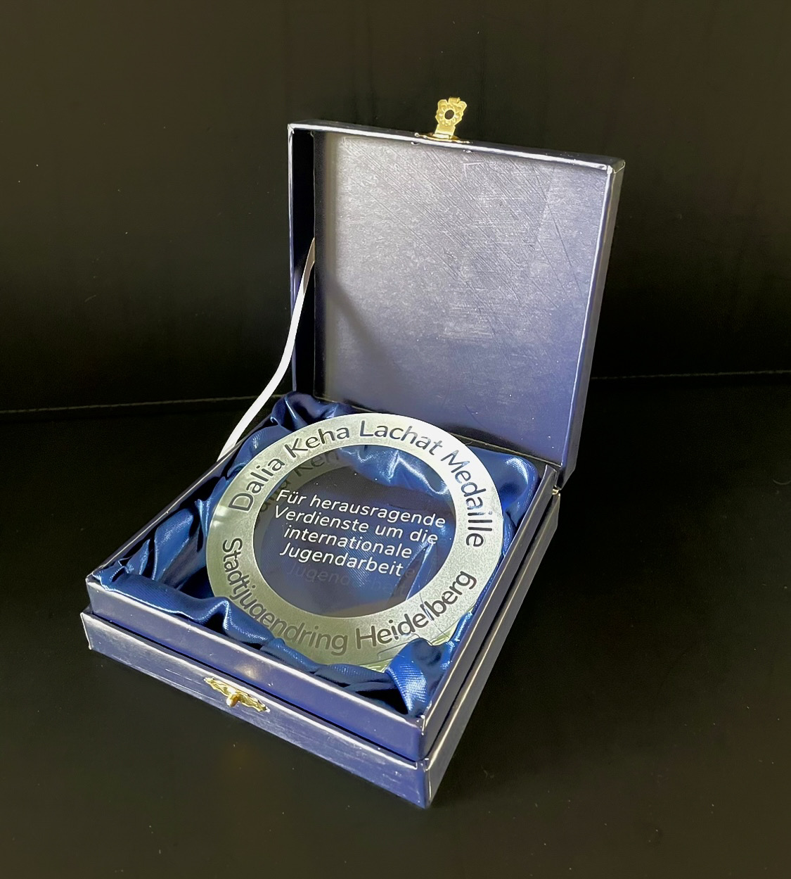 FE2520B7-3948-418F-A78F-6ED78BEDCDF3 Bild der Dalia Keha Lachat Medaille aus Glas zur Würdigung internationaler Jugendarbeit