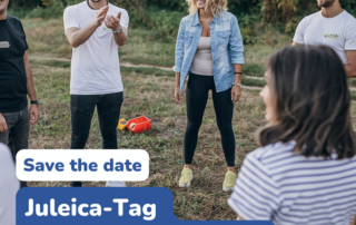 Menschen stehen im Kreis für eine Gruppenaktivität - Titelbild für den Juleica Tag