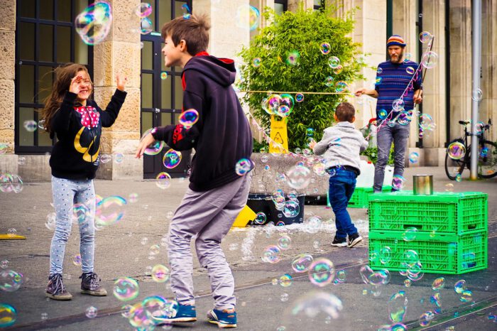 Kinder die spielen