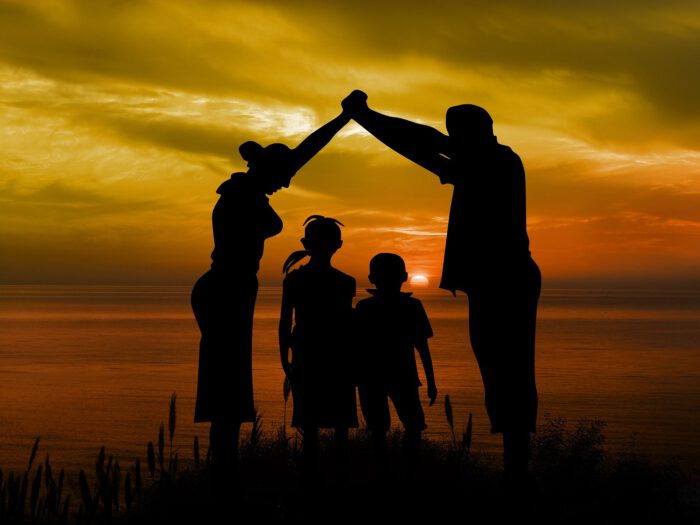 Familie im Sonnenuntergang