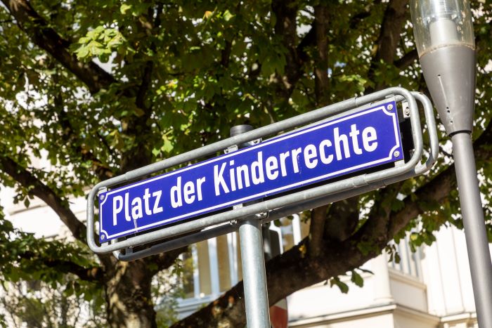 Schild "Platz der Kinderrechte"