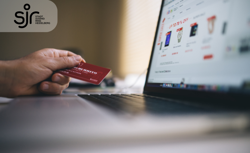Laptop und Kreditkarte für online Shopping