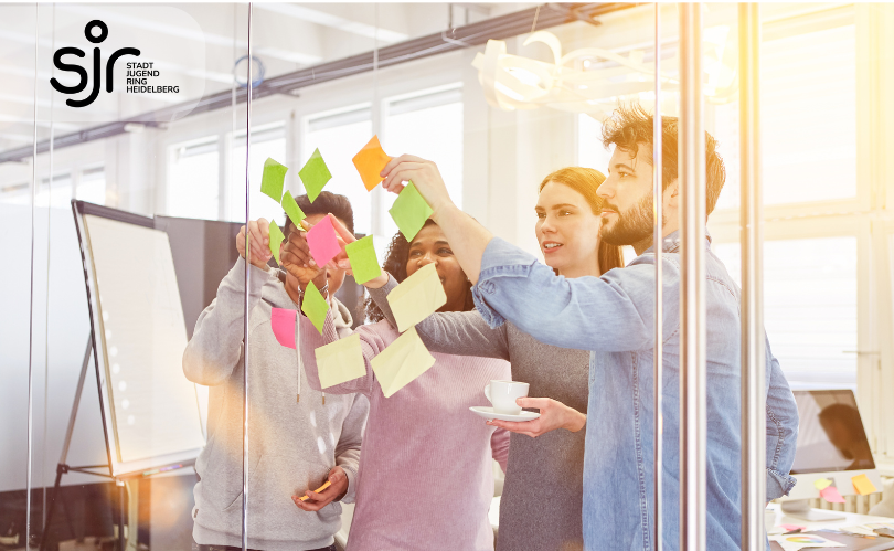 Gruppe an Menschen in einem Workshop