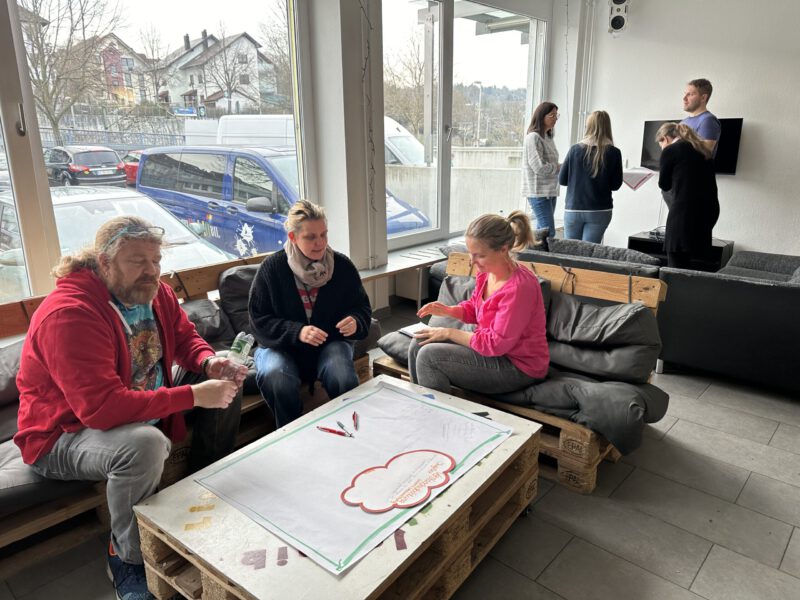 Experten der Jugendbeteiligung sitzen zusammen